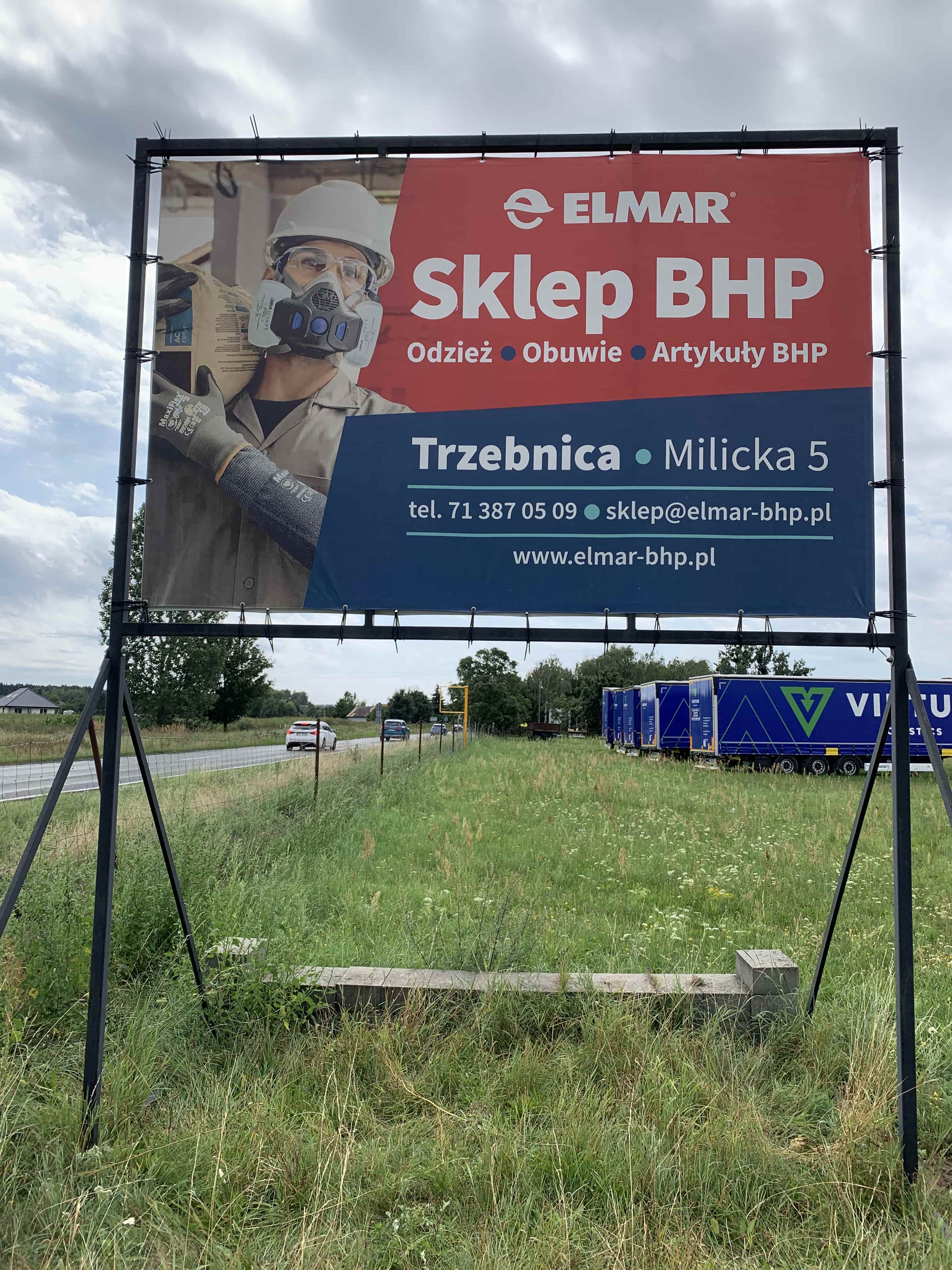 Druk i wymiana banerów reklamowych na nośniku reklamowym klienta